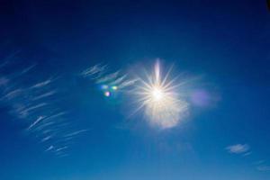 naturale paesaggio sfondo con blu cielo, sole e bianca nuvole foto