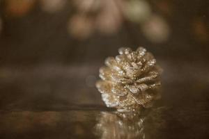 d'oro Natale cono su il sfondo di bokeh nel avvicinamento foto