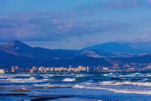 calma mare paesaggio di san juan spiaggia nel alicante Spagna su un' soleggiato giorno foto