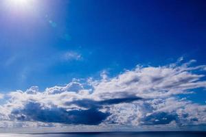 calma blu mare paesaggio con acqua e cielo e barche a vela foto