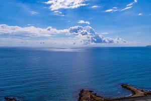 calma blu mare paesaggio con acqua e cielo e barche a vela foto