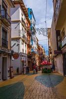 interessante caratteristica strada nel il vecchio cittadina di alicante Spagna con creste foto