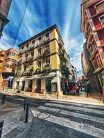 originale storico edificio con balconi e in vaso impianti nel alicante Spagna foto