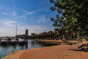 mare paesaggio con yacht porta nel alicante Spagna su un' estate caldo soleggiato giorno foto