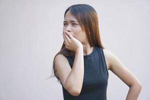 asiatico donna avendo un' mal di denti foto