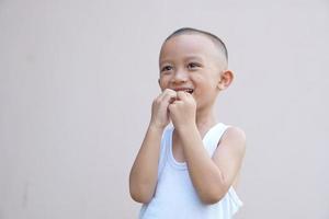 asiatico ragazzo sorridente felicemente camera parete sfondo foto