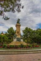 interessante monumento nel saragozza nel un' parco su un' nuvoloso giorno foto