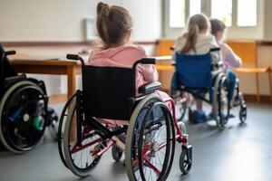 bambini Disabilitato persona nel sedie a rotelle a scuola, compreso formazione scolastica generativo ai foto