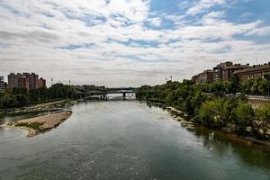 moderno paesaggio di saragozza Spagna nel estate giorno con fiume e ponte foto