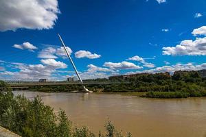 estate paesaggio su un' soleggiato giorno Visualizza di il ebro fiume e ponti nel saragozza, Spagna foto