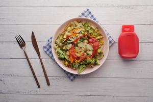 insalatiera di verdure fresche sul tavolo, foto