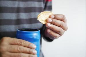 uomini Tenere un' Aperto Patata patatine fritte pacchetto foto