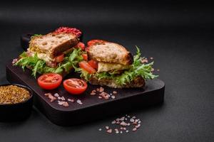 delizioso caprese Sandwich con grigliato pane abbrustolito, Mozzarella, lattuga e pomodori foto