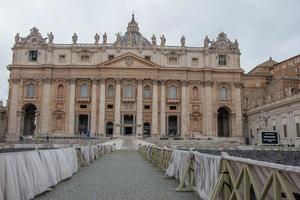 Roma 2023 st. di Pietro piazza con marmo colonne e statue foto