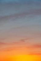 copertina pagina con in profondità blu cielo con illuminato nuvole a sanguinoso tramonto come un' sfondo. foto