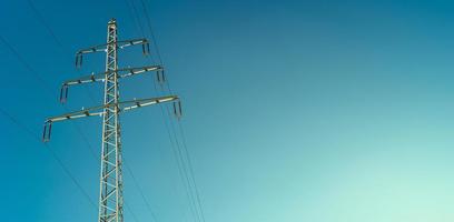 moderno alto voltaggio elettrico energia torri e filo Linee nel Germania, nel il blu pendenza tramonto cielo e tramonto colori e copia spazio. concetto di energia fornitura e energia crisi. foto