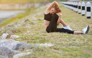 giovane ragazza fare yoga fitness esercizio mattina Alba all'aperto nel il prato bellissimo montagne paesaggio. meditazione e relax. foto