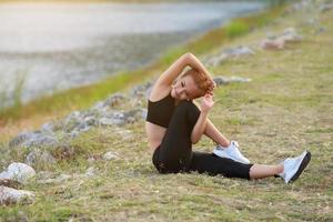 giovane ragazza fare yoga fitness esercizio mattina Alba all'aperto nel il prato bellissimo montagne paesaggio. meditazione e relax. foto