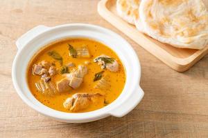 zuppa di pollo al curry con roti foto