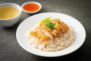 riso al vapore con pollo fritto o riso al pollo hainanese foto