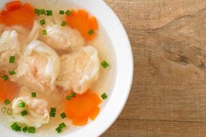 zuppa di gnocchi di gamberi in una ciotola bianca foto