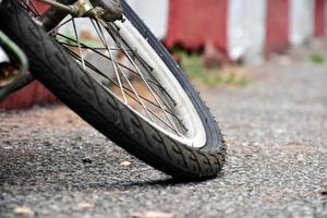 bicicletta piatto pneumatici quale parcheggiata su rosso bianco linea accanto il strada nel il pubblico parco, morbido e selettivo messa a fuoco su pneumatico. foto