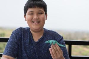 un autistico ragazzo modanatura diverso forme di colorato plastilina preparato di genitori a casa nel ordine per sviluppare vario aspetti nel loro figlio quale ha Più lentamente cervello sviluppo di normale bambini. foto