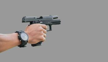 isolato 9mm pistola pistola Tenere nel giusto mano di pistola tiratore con ritaglio percorsi. foto
