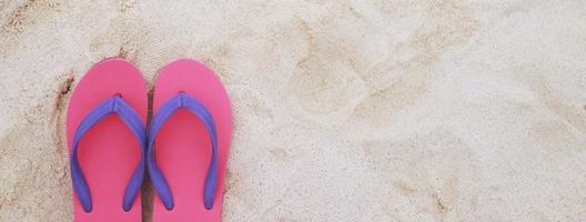 mare su il spiaggia orma persone su il sabbia e pantofola di piedi nel sandali scarpe su spiaggia sabbie sfondo. viaggio vacanze concetto. foto