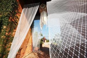 bianca seta le tende nel il vento decorazione nel il tropicale lanna giardino di Tailandia foto