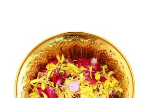 rosso rosa e calendula fiori petali nel oro vassoio isolato su bianca sfondo nel tradizione tailandese nozze cerimonia e buddismo nel il tempio foto