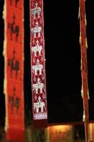 rosso tung e lanterna nel il tradizionale bandiera di tailandese lanna stile e sospeso esterno su il porta nel tempio o ricorrere foto