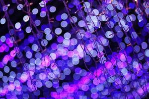 fascino ultra viola scintillante e viola luccichio bokeh. multicolore Natale e nuovo anno raggiante leggero astratto bokeh e sfocato sfondo.natale e vacanza concetto. foto