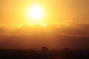 aereo punto di vista tramonto di hatyai città centrale attività commerciale centro e paesaggio urbano nel meridionale di Tailandia foto