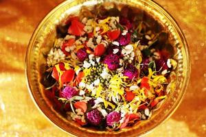 rosso rosa e calendula fiori petali nel oro vassoio nel tradizione tailandese nozze cerimonia e buddismo nel il tempio foto