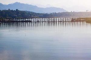 bellissimo Alba su il lun di legno ponte con blu cielo nel sangkhlaburi, Tailandia foto