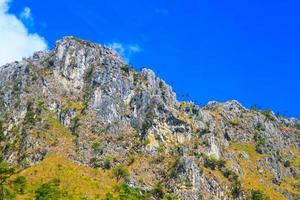 bellissimo paesaggio di roccioso calcare montagna e verde foresta con Blu cielo a chiang doa nazionale parco nel Chiang Mai, Tailandia foto