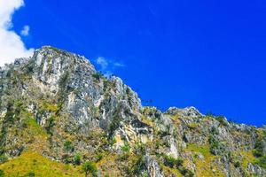 bellissimo paesaggio di roccioso calcare montagna e verde foresta con Blu cielo a chiang doa nazionale parco nel Chiang Mai, Tailandia foto