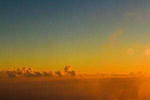 d'oro leggero con Alba nel mattina su il cielo e clound .nebbia copertina il giungla collina nel Tailandia foto