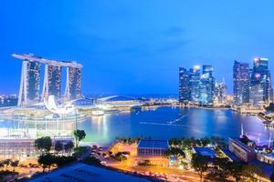 città di Singapore di notte foto