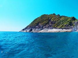 bellissimo paesaggio di tropicale isola con blu mare e montagna spiaggia nel thailand.tachai isola a phang-nga Provincia, Tailandia foto