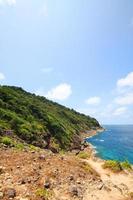 bellissimo Paradiso nel estate di paesaggio marino e mare orizzonte con calma oceano e blu cielo su roccia montagna capo.tropicale spiaggia impianti e giungla isola foto