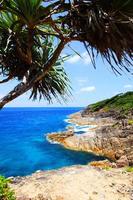 bellissimo Paradiso nel estate di paesaggio marino e mare orizzonte con calma oceano e blu cielo su roccia montagna capo.tropicale spiaggia impianti e giungla isola foto