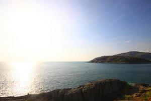 bellissimo paesaggio marino con cielo crepuscolo di tramonto e mare orizzonte con calma e blu sky.dry erba campo su montagna di phrom il p capo è famoso posto nel Phuket isola, Tailandia. foto