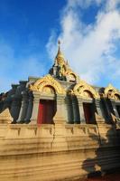 d'oro pagoda nel tempio collocato su il montagna e molto bellissimo Visualizza nel Chiang Rai Provincia, Tailandia. foto