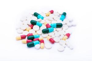 colorato pillole con capsule e pillole isolato su bianca sfondo foto