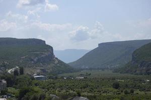 un' montagna canyon coperto di foresta contro il cielo. paesaggio. belbek fiume foto