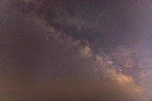 il latteo modo contro il sfondo di il notte cielo. un' notte stellato paesaggio. foto