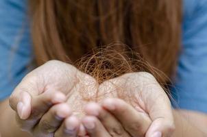 mazzo di d'oro Marrone capelli perdita, esso è il Salute condizione di maggior parte Da donna danneggiato capelli. foto