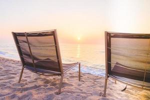 sedie vuote sulla spiaggia foto